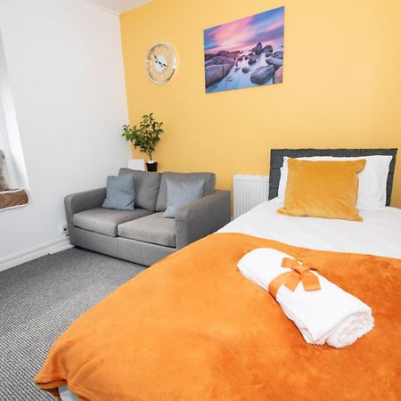 Versatile Cozy & Spacious Comfort Hull Apartments كينغستون أبون هول المظهر الخارجي الصورة