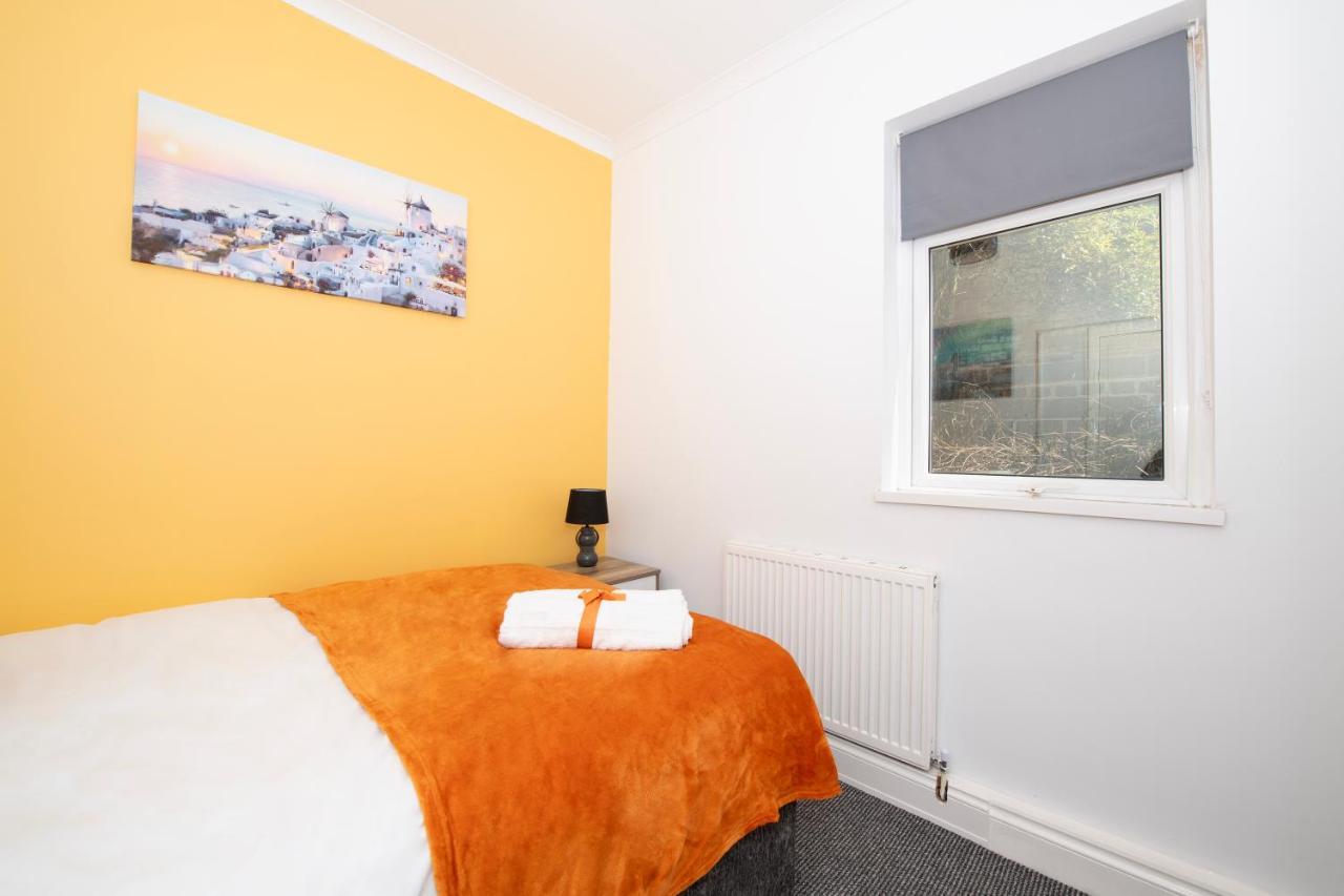 Versatile Cozy & Spacious Comfort Hull Apartments كينغستون أبون هول المظهر الخارجي الصورة