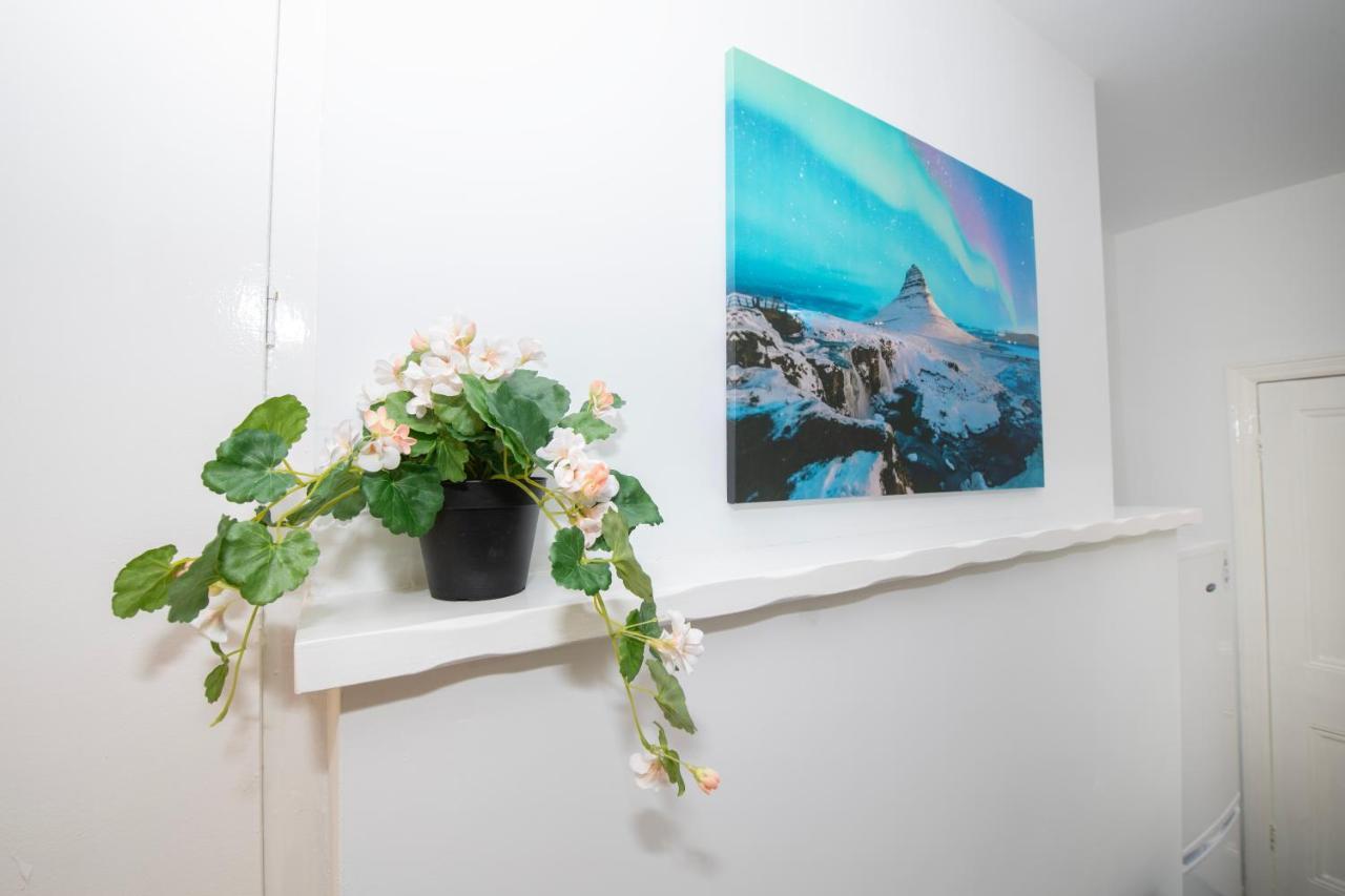 Versatile Cozy & Spacious Comfort Hull Apartments كينغستون أبون هول المظهر الخارجي الصورة