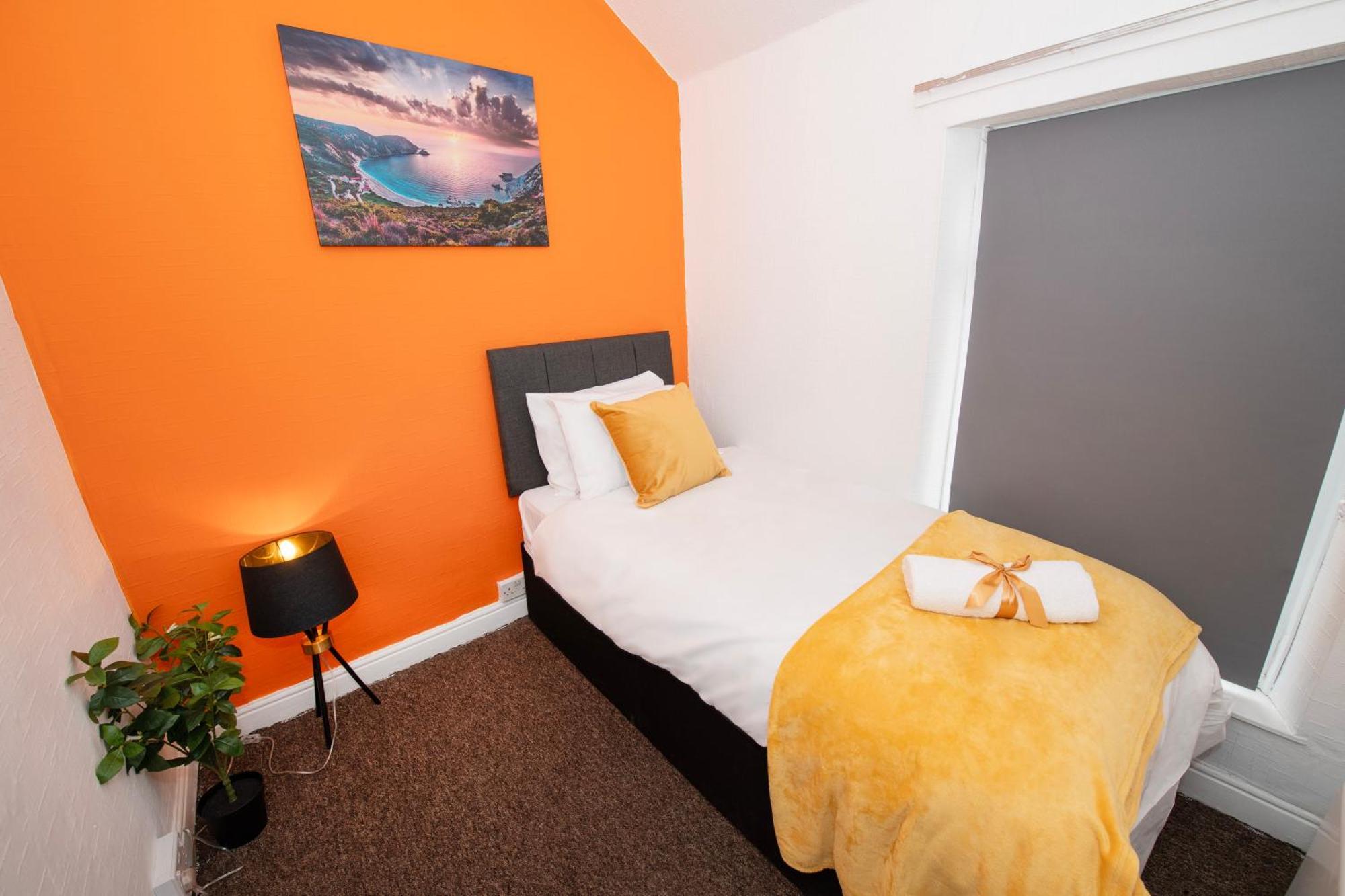 Versatile Cozy & Spacious Comfort Hull Apartments كينغستون أبون هول المظهر الخارجي الصورة