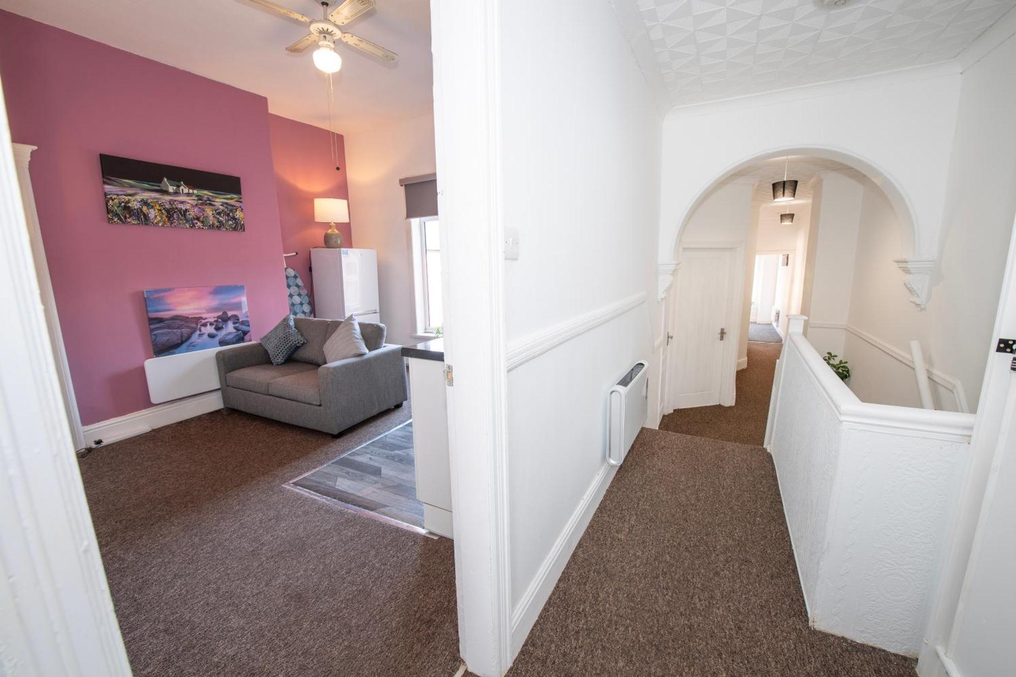Versatile Cozy & Spacious Comfort Hull Apartments كينغستون أبون هول المظهر الخارجي الصورة