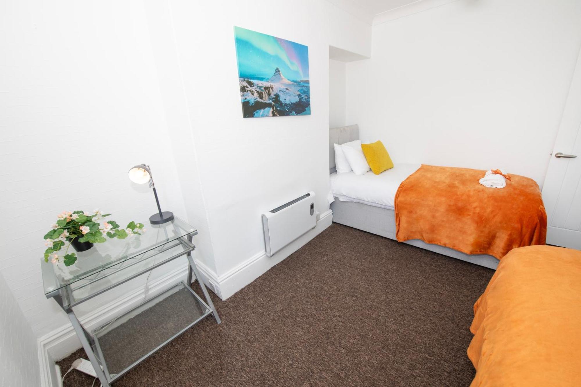 Versatile Cozy & Spacious Comfort Hull Apartments كينغستون أبون هول المظهر الخارجي الصورة