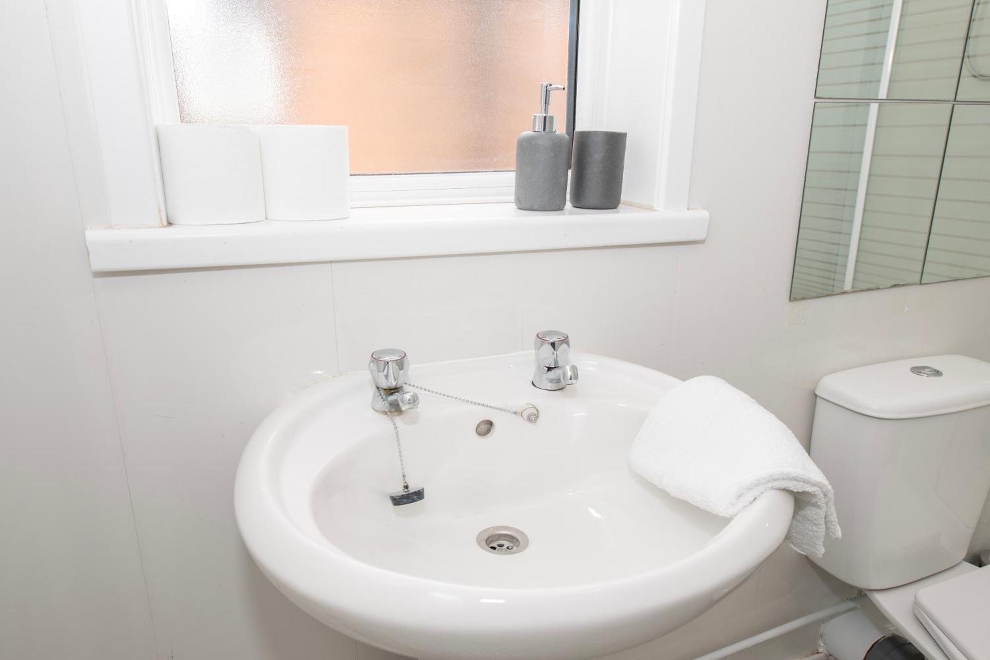 Versatile Cozy & Spacious Comfort Hull Apartments كينغستون أبون هول المظهر الخارجي الصورة
