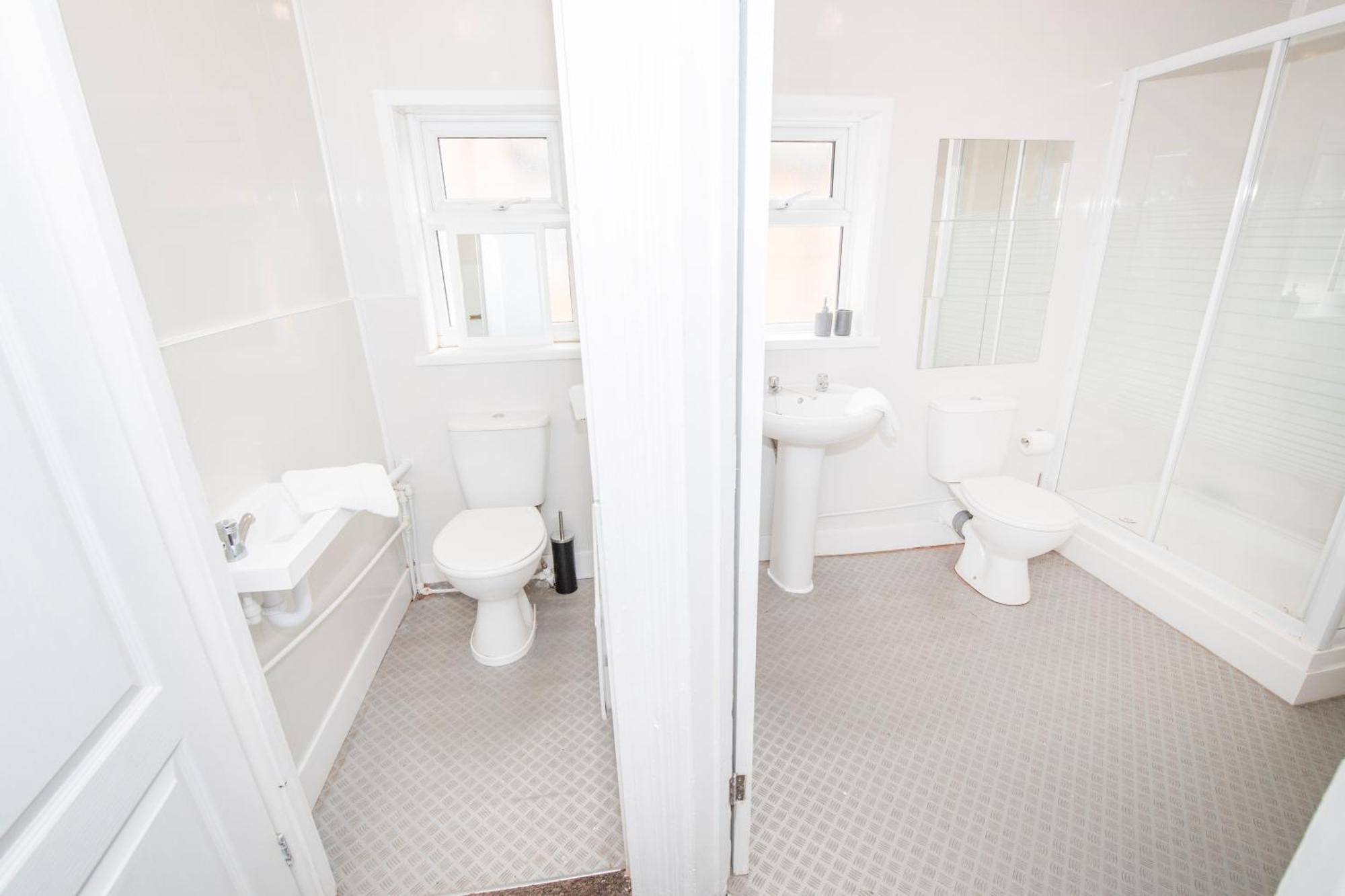Versatile Cozy & Spacious Comfort Hull Apartments كينغستون أبون هول المظهر الخارجي الصورة