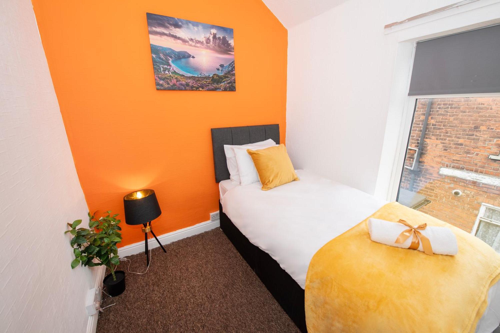 Versatile Cozy & Spacious Comfort Hull Apartments كينغستون أبون هول المظهر الخارجي الصورة