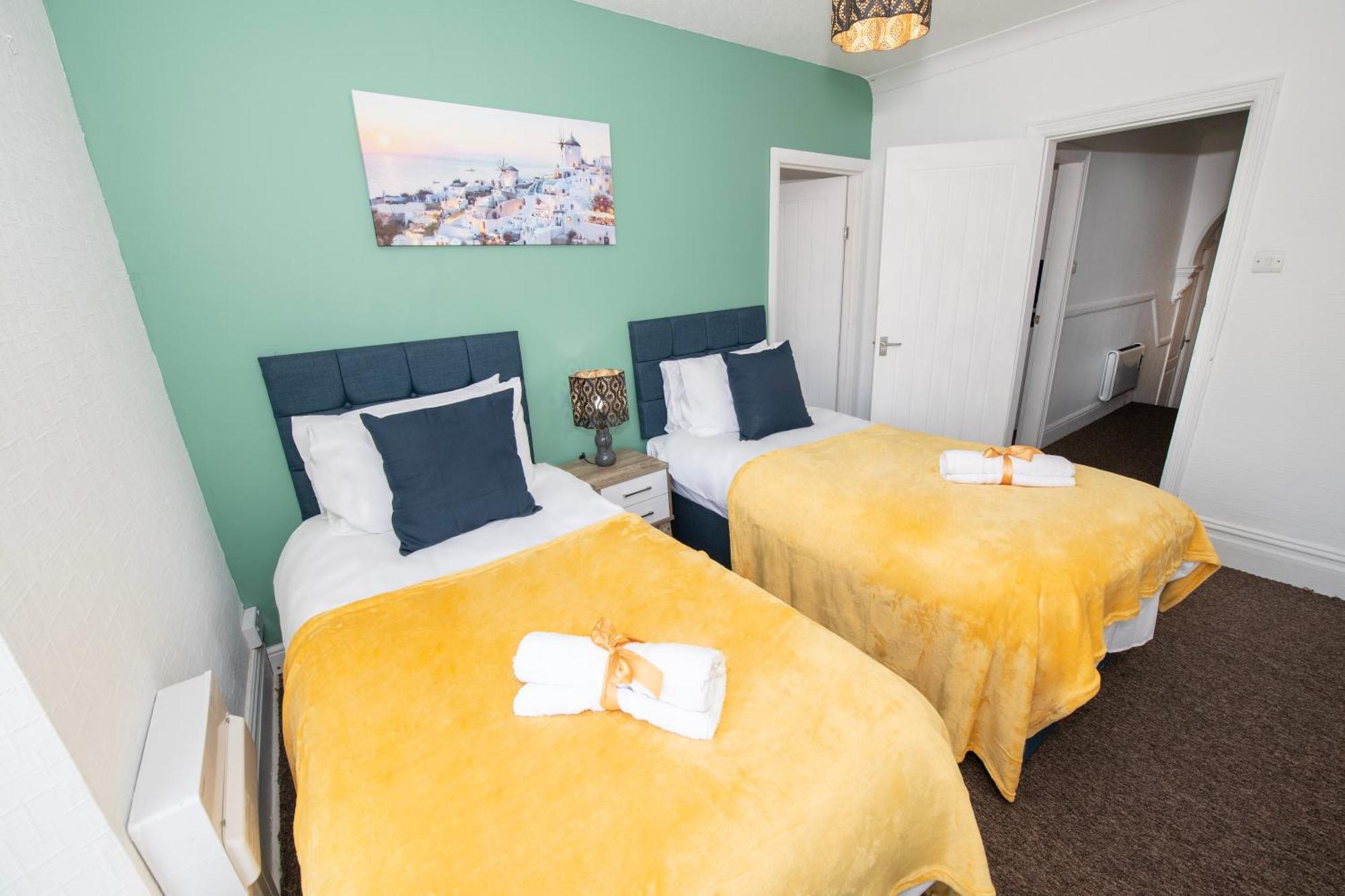 Versatile Cozy & Spacious Comfort Hull Apartments كينغستون أبون هول المظهر الخارجي الصورة
