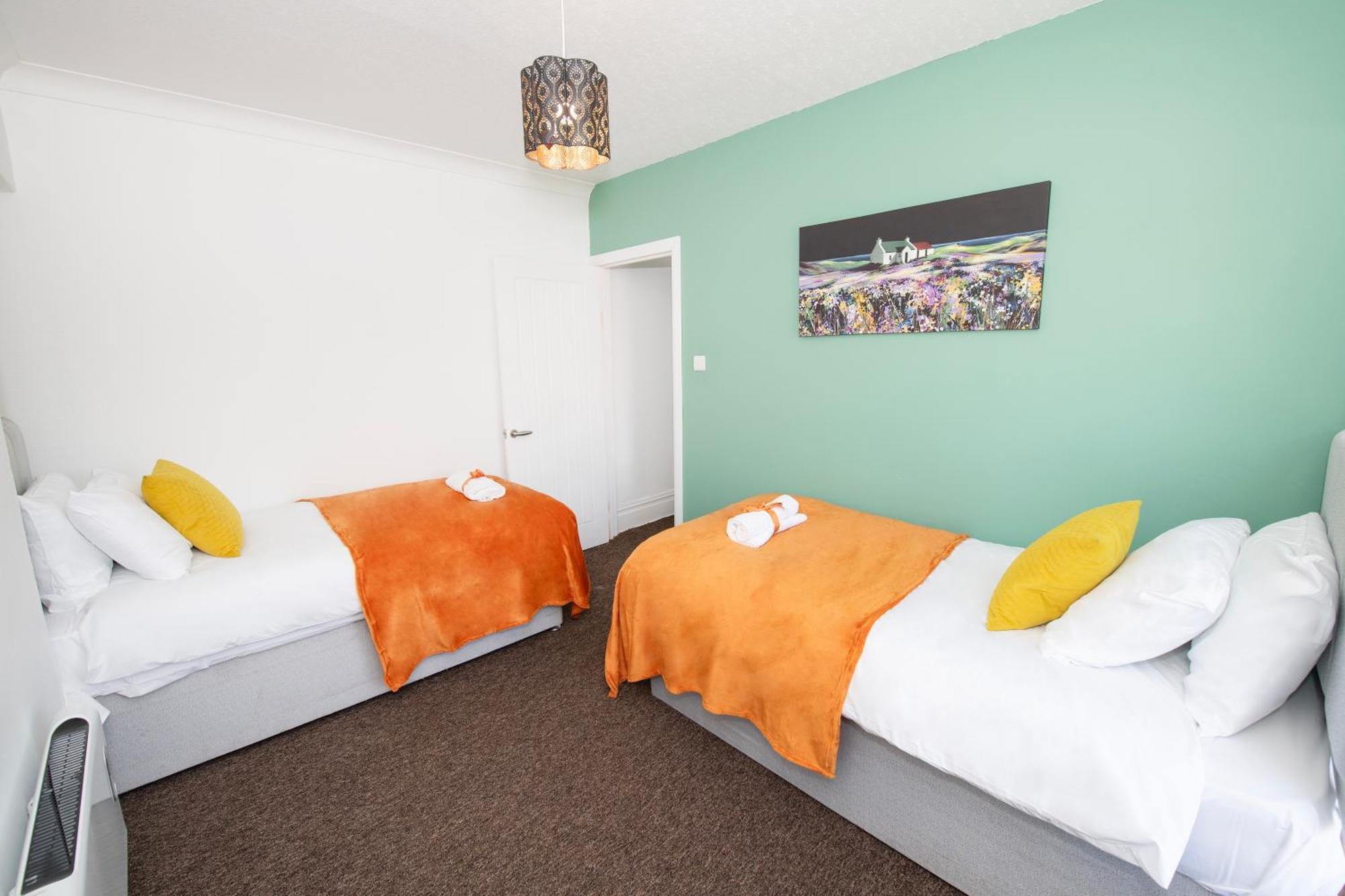 Versatile Cozy & Spacious Comfort Hull Apartments كينغستون أبون هول المظهر الخارجي الصورة